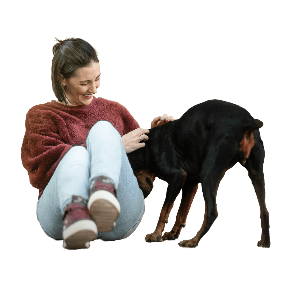 hundecoach-sabine-koenig-spielt-mit-hund-freigestellt